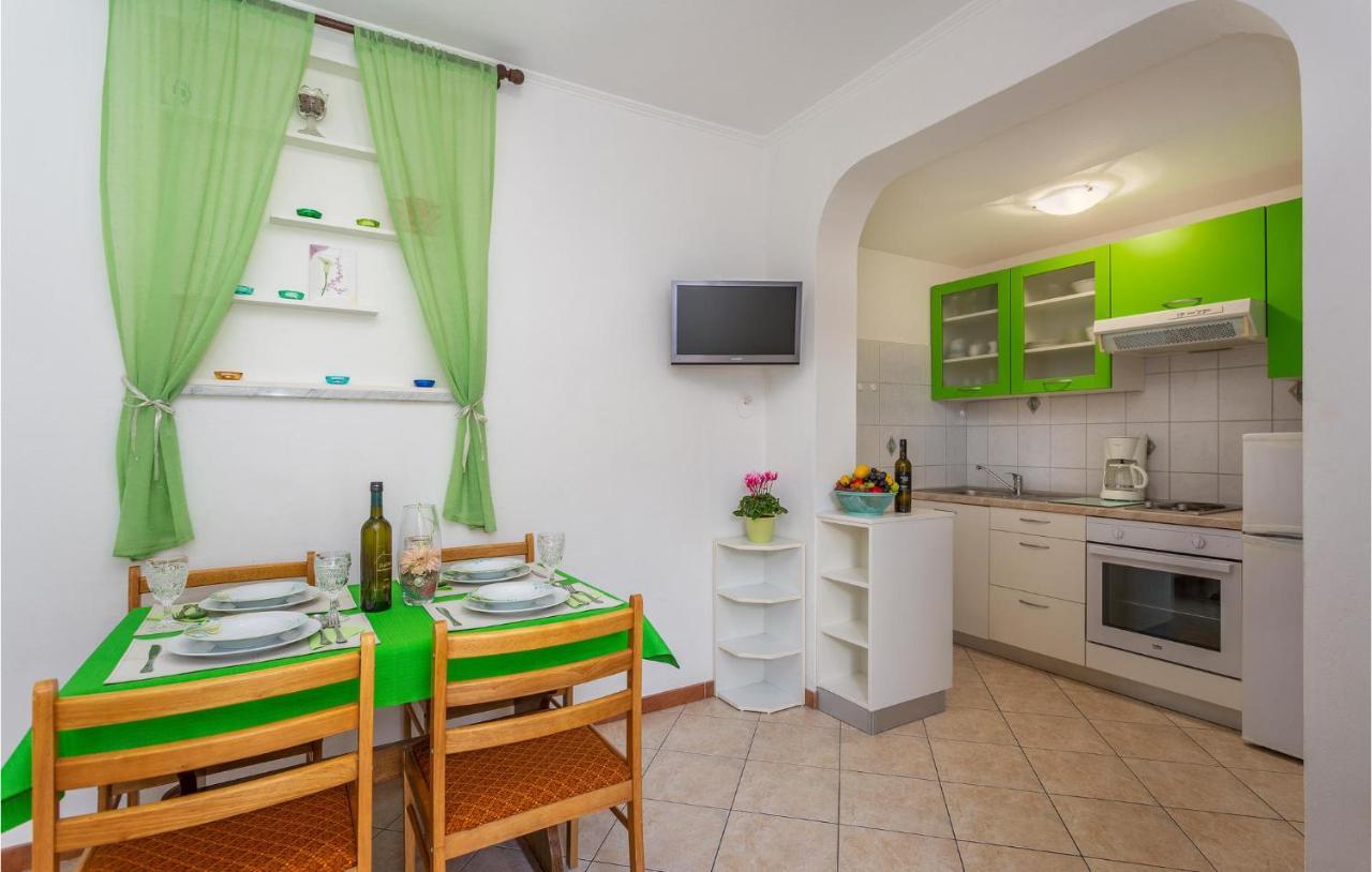2 Bedroom Cozy Apartment In Omišalj Exterior foto