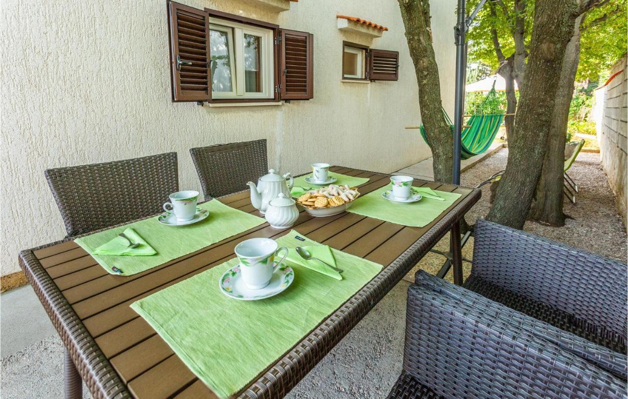 2 Bedroom Cozy Apartment In Omišalj Exterior foto